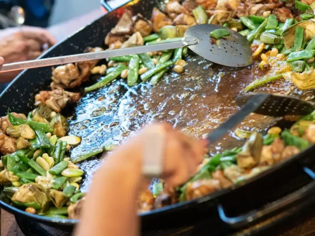 Gotowanie paelli po walencku