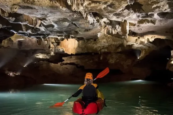 Kayak en cuevas de San Jose en Valencia