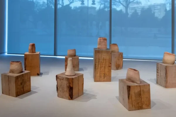 Piezas de barro en exposición de arte contemporáneo del museo IVAM Valencia.