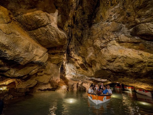 Gita in barca lungo il fiume sotterraneo delle Grotte di San José