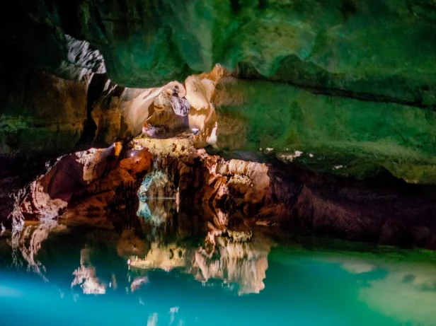 Interior de las Cuevas de San José