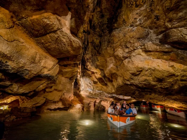 Wycieczka łodzią do wnętrza jaskiń San José