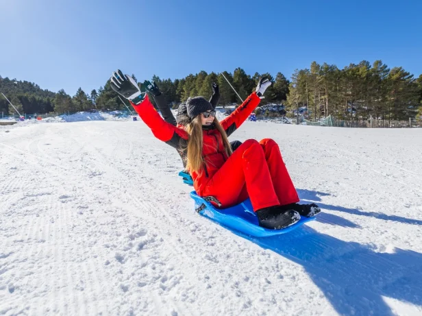 Disfrutando en trineo en la nieve