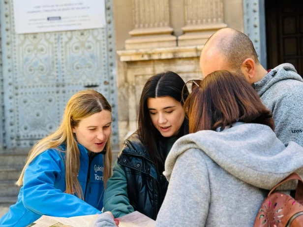 Déchiffrer les énigmes lors de la ginacana dans le centre historique de Valence