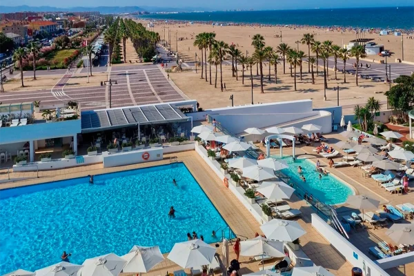 Verano en Valencia: playa y sombra junto al Mediterráneo