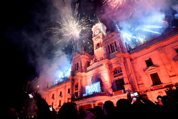 Nochevieja en Valencia con las campanadas y el ambiente en la calle