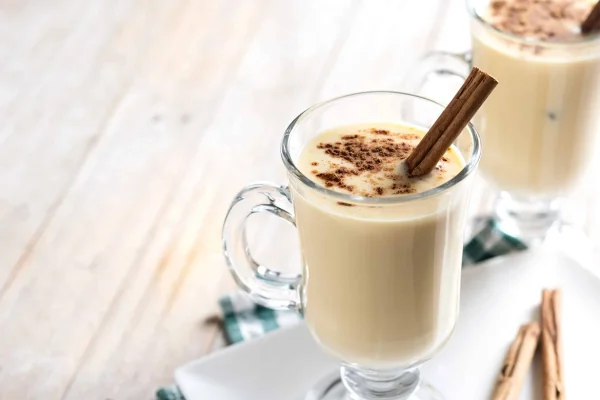 Vaso de horchata valenciana con fartons