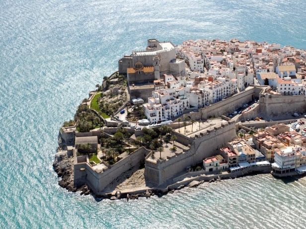 Peñíscola, ville fortifiée entourée par la mer, vue du ciel